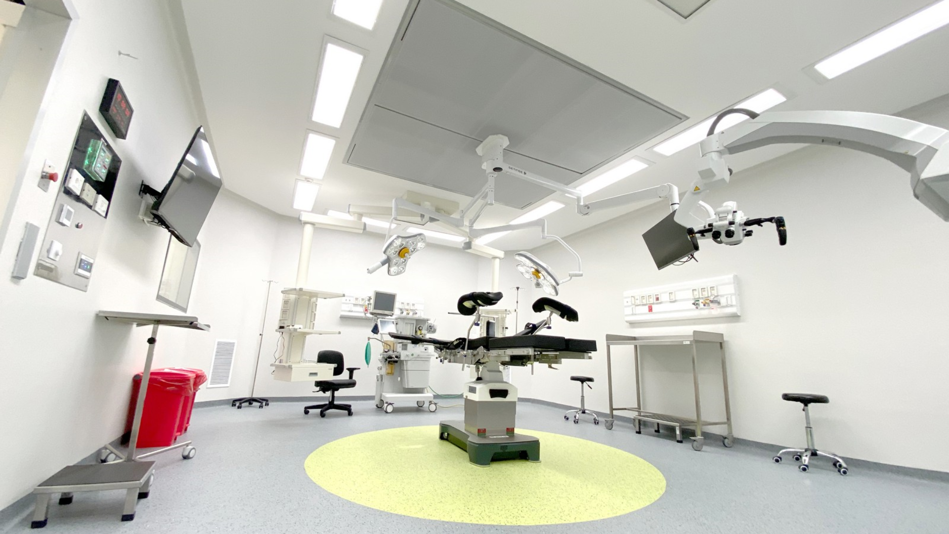 Espacio hospitalario con equipamiento de alta tecnología